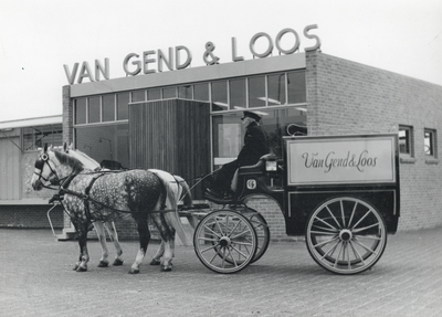 171115 Afbeelding van een antieke diligence van Van Gend & Loos bij het nieuwe gebouw van Van Gend & Loos te Beverwijk ...